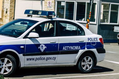Limasol Kıbrıs Rum Kesimi 01 Nisan 2020, öğleden sonra Limasol sokaklarında park etmiş geleneksel bir polis aracının görüntüsü