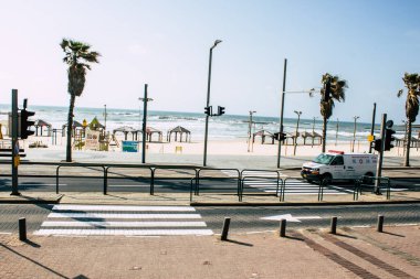 Tel Aviv İsrail 1 Nisan 2020 Tel Aviv sokaklarında yuvarlanan bir İsrail ambulansı Coronavirus 'un yayılmasını önlemek için nüfusu karantinaya alıyor.