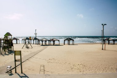 Tel Aviv İsrail 1 Nisan 2020 'de Tel Aviv' in boş plajlarının görüntüsü. Nüfusun koronavirüsün yayılmasını önlemek için karantinada tutuluyor.