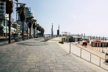 Tel Aviv İsrail 1 Nisan 2020 'de Tel Aviv' in boş plajlarının görüntüsü. Nüfusun koronavirüsün yayılmasını önlemek için karantinada tutuluyor.