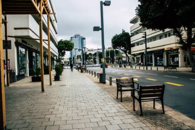 Tel Aviv İsrail 1 Nisan 2020 Coronavirus 'un yayılmasını önlemek için halkın karantinası sırasında Tel Aviv' in boş sokaklarında yürüyen kimliği belirsiz insanların görüntüsü