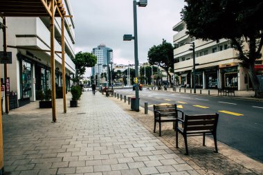Tel Aviv İsrail 1 Nisan 2020 Coronavirus 'un yayılmasını önlemek için halkın karantinası sırasında Tel Aviv' in boş sokaklarında yürüyen kimliği belirsiz insanların görüntüsü