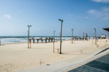 Tel Aviv İsrail 1 Nisan 2020 'de Tel Aviv' in boş plajlarının görüntüsü. Nüfusun koronavirüsün yayılmasını önlemek için karantinada tutuluyor.