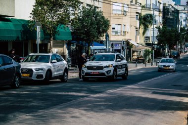 Tel Aviv İsrail 1 Nisan 2020 Tel Aviv sokaklarında koronavirüsün yayılmasını önlemek için halkın karantinası sırasında İsrail polisinin görüntüsü
