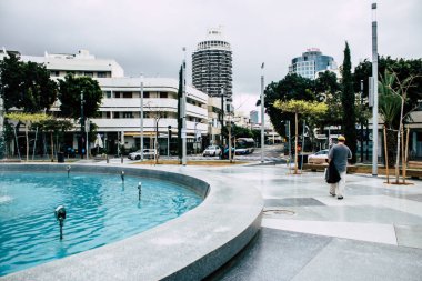 Tel Aviv İsrail 1 Nisan 2020 Coronavirus 'un yayılmasını önlemek için halkın karantinası sırasında Tel Aviv' in boş sokaklarında yürüyen kimliği belirsiz insanların görüntüsü