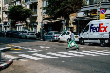 Tel Aviv İsrail 1 Nisan 2020 Coronavirus 'un yayılmasını önlemek için halkın karantinası sırasında Tel Aviv' in boş sokaklarında yürüyen kimliği belirsiz insanların görüntüsü