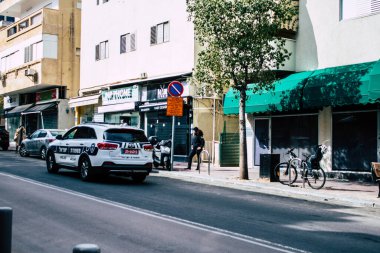 Tel Aviv İsrail 1 Nisan 2020 Tel Aviv sokaklarında koronavirüsün yayılmasını önlemek için halkın karantinası sırasında İsrail polisinin görüntüsü
