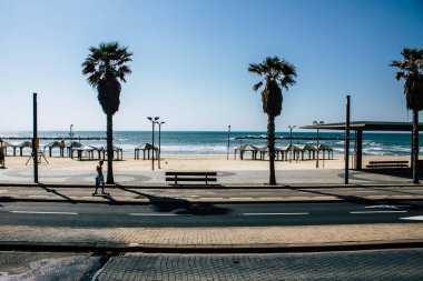 Tel Aviv İsrail, 2 Nisan 2020 'de Tel Aviv' in boş plajlarını koronavirüsün yayılmasını önlemek için karantinaya aldı.