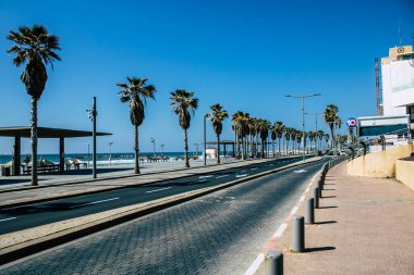 Tel Aviv İsrail, 2 Nisan 2020 'de Tel Aviv' in boş plajlarını koronavirüsün yayılmasını önlemek için karantinaya aldı.