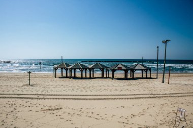Tel Aviv İsrail, 2 Nisan 2020 'de Tel Aviv' in boş plajlarını koronavirüsün yayılmasını önlemek için karantinaya aldı.