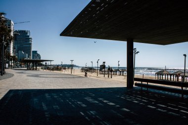Tel Aviv İsrail, 2 Nisan 2020 'de Tel Aviv' in boş plajlarını koronavirüsün yayılmasını önlemek için karantinaya aldı.