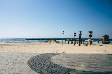 Tel Aviv İsrail, 2 Nisan 2020 'de Tel Aviv' in boş plajlarını koronavirüsün yayılmasını önlemek için karantinaya aldı.