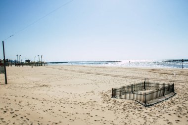 Tel Aviv İsrail, 2 Nisan 2020 'de Tel Aviv' in boş plajlarını koronavirüsün yayılmasını önlemek için karantinaya aldı.