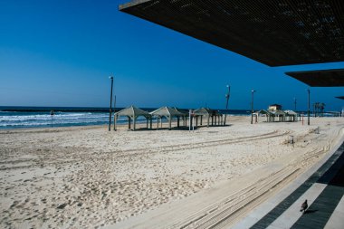 Tel Aviv İsrail, 2 Nisan 2020 'de Tel Aviv' in boş plajlarını koronavirüsün yayılmasını önlemek için karantinaya aldı.