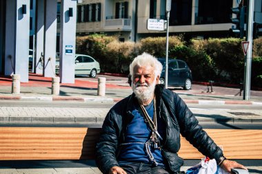 Tel Aviv İsrail 2 Nisan 2020 Coronavirus 'un yayılmasını önlemek için halkın karantinası sırasında Tel Aviv' in boş sokaklarında oturan kimliği belirsiz insanların görüntüsü