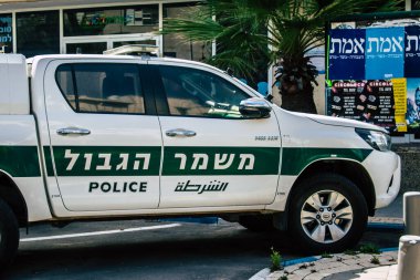 Tel Aviv İsrail 3 Nisan 2020 Tel Aviv sokaklarına park etmiş bir İsrail polis aracının görüntüsü. Koronavirüsün yayılmasını önlemek için nüfusun karantinası sırasında.
