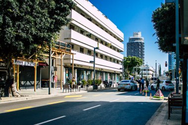 Tel Aviv İsrail 3 Nisan 2020 Tel Aviv sokaklarında bir İsrail polisinin Coronavirüs 'ün yayılmasını önlemek için nüfusun karantinaya alındığı zaman görüntüsü