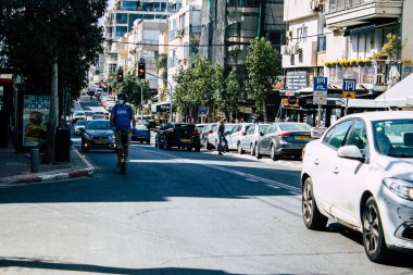 Tel Aviv İsrail 3 Nisan 2020 Coronavirus 'un yayılmasını önlemek için halkın karantinası sırasında Tel Aviv' in boş sokaklarında dolaşan kimliği belirsiz insanların görüntüsü