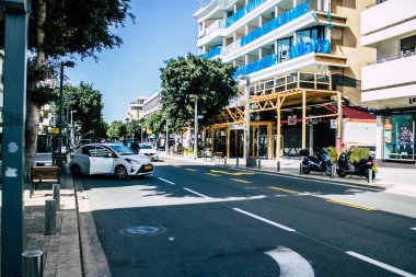 Tel Aviv İsrail 3 Nisan 2020 Tel Aviv sokaklarında bir İsrail polisinin Coronavirüs 'ün yayılmasını önlemek için nüfusun karantinaya alındığı zaman görüntüsü