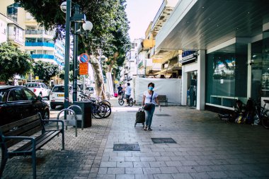Tel Aviv İsrail 3 Nisan 2020 Coronavirus 'un yayılmasını önlemek için halkın karantinası sırasında Tel Aviv' in boş sokaklarında yürüyen kimliği belirsiz insanların görüntüsü
