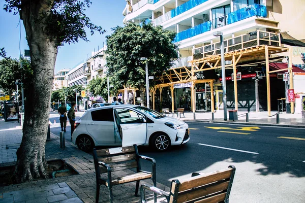 Tel Aviv İsrail 3 Nisan 2020 Tel Aviv sokaklarında bir İsrail polisinin Coronavirüs 'ün yayılmasını önlemek için nüfusun karantinaya alındığı zaman görüntüsü