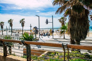 Tel Aviv İsrail, 4 Nisan 2020 Tel Aviv sokaklarında bir İsrail polisinin Coronavirüs 'ün yayılmasını önlemek için karantinaya alındığı zaman görüntüsü
