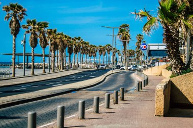 Tel Aviv İsrail, 4 Nisan 2020 Tel Aviv sokaklarında bir İsrail polisinin Coronavirüs 'ün yayılmasını önlemek için karantinaya alındığı zaman görüntüsü