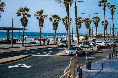 Tel Aviv İsrail, 4 Nisan 2020 Tel Aviv sokaklarında bir İsrail polisinin Coronavirüs 'ün yayılmasını önlemek için karantinaya alındığı zaman görüntüsü