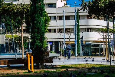 Tel Aviv İsrail, 4 Nisan 2020 Tel Aviv sokaklarında bir İsrail polisinin Coronavirüs 'ün yayılmasını önlemek için karantinaya alındığı zaman görüntüsü