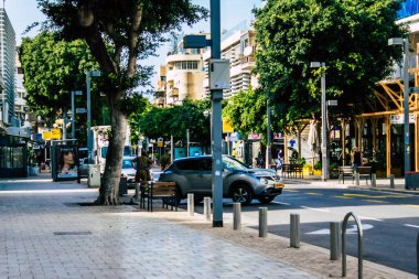 Tel Aviv İsrail, 4 Nisan 2020 Tel Aviv sokaklarında bir İsrail polisinin Coronavirüs 'ün yayılmasını önlemek için karantinaya alındığı zaman görüntüsü