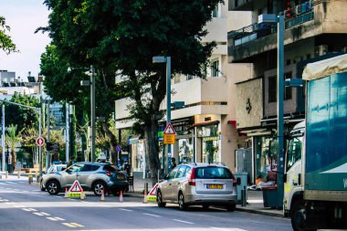 Tel Aviv İsrail, 4 Nisan 2020 Tel Aviv sokaklarında bir İsrail polisinin Coronavirüs 'ün yayılmasını önlemek için karantinaya alındığı zaman görüntüsü