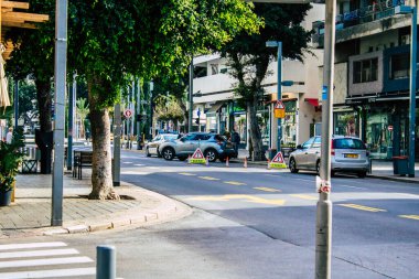 Tel Aviv İsrail, 4 Nisan 2020 Tel Aviv sokaklarında bir İsrail polisinin Coronavirüs 'ün yayılmasını önlemek için karantinaya alındığı zaman görüntüsü