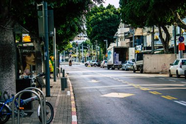 Tel Aviv İsrail, 4 Nisan 2020 Tel Aviv sokaklarında bir İsrail polisinin Coronavirüs 'ün yayılmasını önlemek için karantinaya alındığı zaman görüntüsü