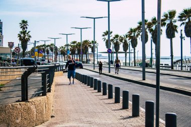 Tel Aviv İsrail, 4 Nisan 2020 Coronavirus 'un yayılmasını önlemek için Tel Aviv' in boş sokaklarında yürüyen kimliği belirsiz insanların görüntüsü.