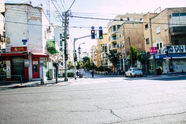 Tel Aviv İsrail, 4 Nisan 2020 Coronavirus 'un yayılmasını önlemek için Tel Aviv' in boş sokaklarında yürüyen kimliği belirsiz insanların görüntüsü.