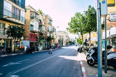 Tel Aviv İsrail, 4 Nisan 2020 Coronavirus 'un yayılmasını önlemek için Tel Aviv' in boş sokaklarında yürüyen kimliği belirsiz insanların görüntüsü.