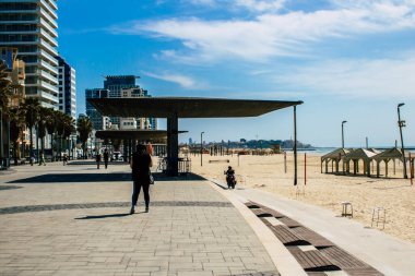 Tel Aviv İsrail 4 Nisan 2020 Coronavirus 'un yayılmasını önlemek için halkın karantinası sırasında Tel Aviv' in boş plajlarında yürüyen kimliği belirsiz insanların görüntüsü