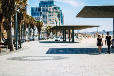 Tel Aviv İsrail 4 Nisan 2020 Coronavirus 'un yayılmasını önlemek için halkın karantinası sırasında Tel Aviv' in boş plajlarında yürüyen kimliği belirsiz insanların görüntüsü