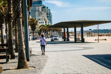 Tel Aviv İsrail 4 Nisan 2020 Coronavirus 'un yayılmasını önlemek için halkın karantinası sırasında Tel Aviv' in boş plajlarında yürüyen kimliği belirsiz insanların görüntüsü