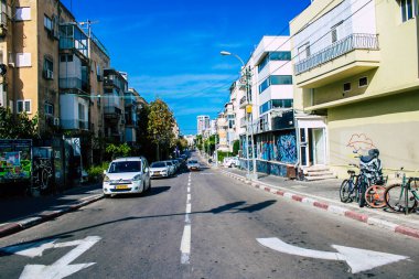 Tel Aviv İsrail, Nisan 04, 2020 Coronavirus 'un yayılmasını önlemek için Tel Aviv' in boş caddelerinde yuvarlanan kimliği belirsiz araba görüntüsü.