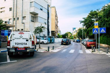Tel Aviv İsrail 4 Nisan 2020 Tel Aviv sokaklarına park etmiş bir İsrail polis arabasının görüntüsü. Koronavirüsün yayılmasını önlemek için nüfusun karantinası sırasında.