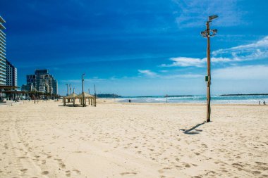 Tel Aviv İsrail, 4 Nisan 2020. Coronavirüs 'ün yayılmasını önlemek için nüfusun karantinası sırasında Tel Aviv' in boş plajlarına bakınız.
