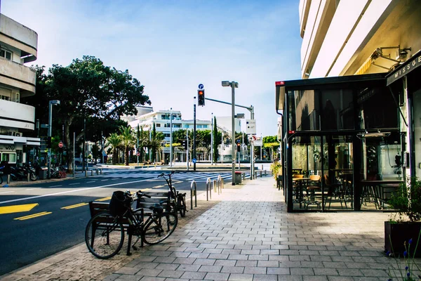 Tel Aviv İsrail, 4 Nisan 2020. Coronavirüs 'ün yayılmasını önlemek için halkın karantinası sırasında Tel Aviv' in boş sokaklarının görüntüsü.