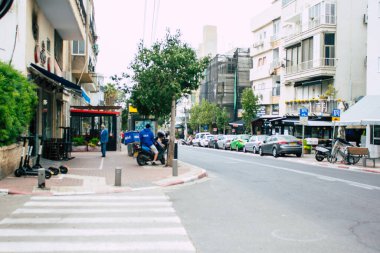Tel Aviv İsrail 5 Nisan 2020 Coronavirus 'un yayılmasını önlemek için halkın karantinası sırasında Tel Aviv' in boş sokaklarında yürüyen kimliği belirsiz insanların görüntüsü