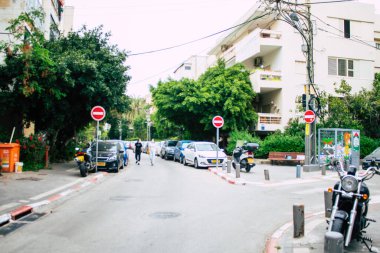 Tel Aviv İsrail 5 Nisan 2020 Coronavirus 'un yayılmasını önlemek için halkın karantinası sırasında Tel Aviv' in boş sokaklarında yürüyen kimliği belirsiz insanların görüntüsü