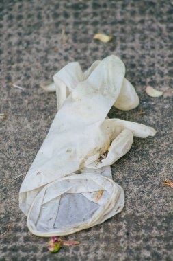 Limasol Kıbrıs Rum Kesimi 05 Nisan 2020 'de, koronavirüsün yayılmasını önlemek için halkın karantinası sırasında Limasol sokaklarında kirli bir eldiven görüldü.