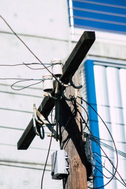 Limasol Kıbrıs Rum Kesimi 06 Nisan 2020 Limasol sokaklarındaki binaları elektrikle birleştirmek için elektrik direğine yakın çekim