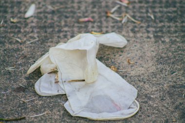 Limasol Kıbrıs Rum Kesimi 05 Nisan 2020 'de, koronavirüsün yayılmasını önlemek için halkın karantinası sırasında Limasol sokaklarında kirli bir eldiven görüldü.