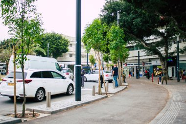 Tel Aviv İsrail 5 Nisan 2020 Tel Aviv sokaklarında bir İsrail polisinin Coronavirüs 'ün yayılmasını önlemek için nüfusun karantinaya alındığı zaman görüntüsü
