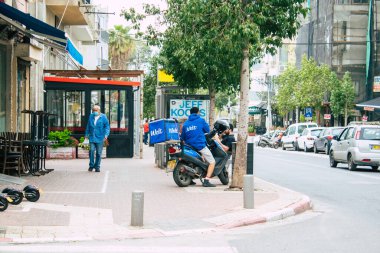 Tel Aviv İsrail 5 Nisan 2020 Coronavirus 'un yayılmasını önlemek için halkın karantinası sırasında Tel Aviv' in boş sokaklarında yürüyen kimliği belirsiz insanların görüntüsü